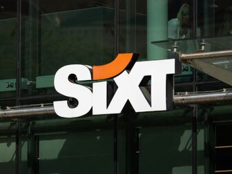 HANNOVER, GERMANY - 9. September 2024: Sixt logo sign of the car rental service on a building exterior. Von Felix Geringswald